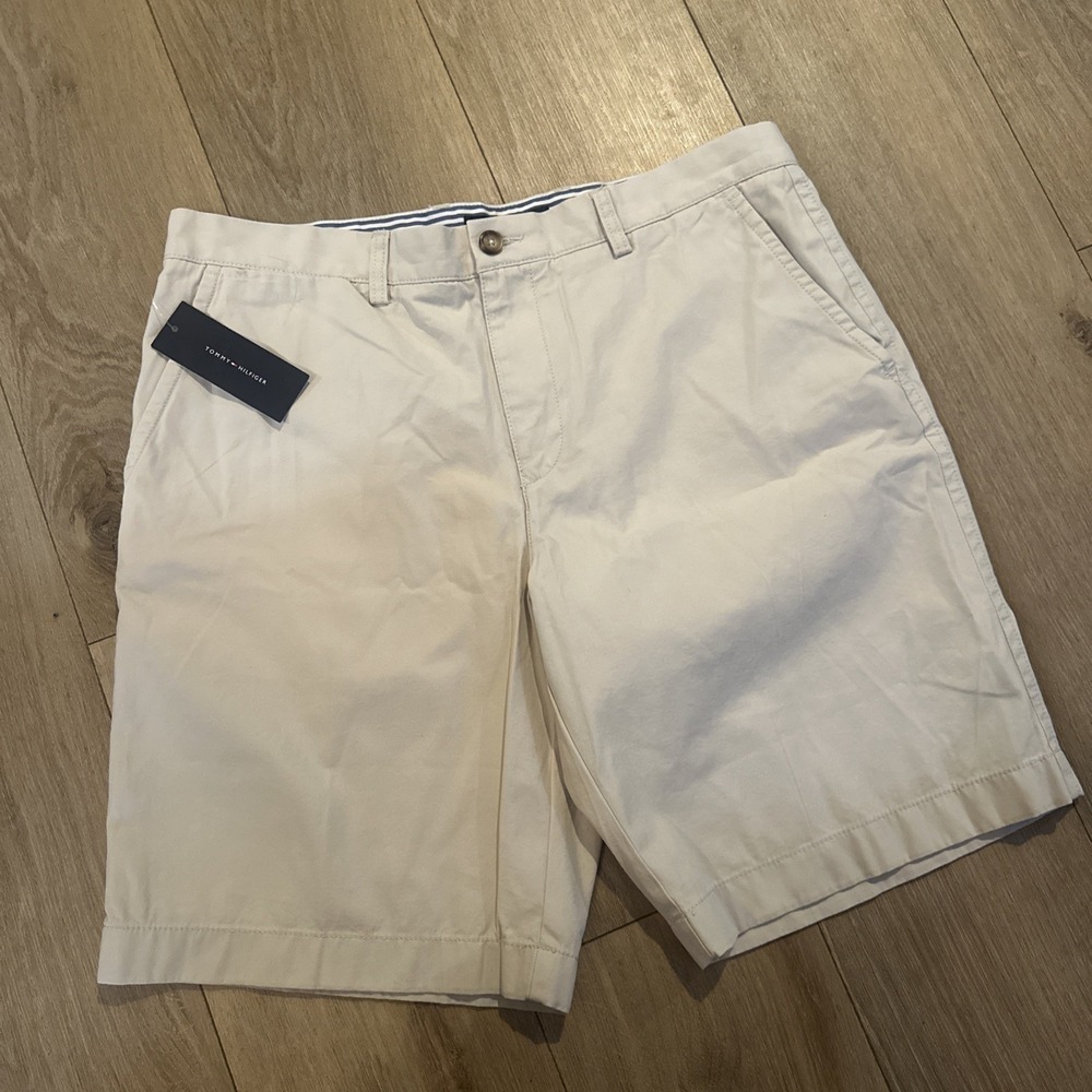 Tommy Hilfiger Men's Flat Front Khaki Chino Shorts Preppy 36 NWT